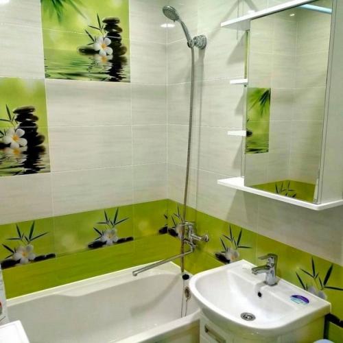 Муж самостоятельно провел ремонт в ванной. 02