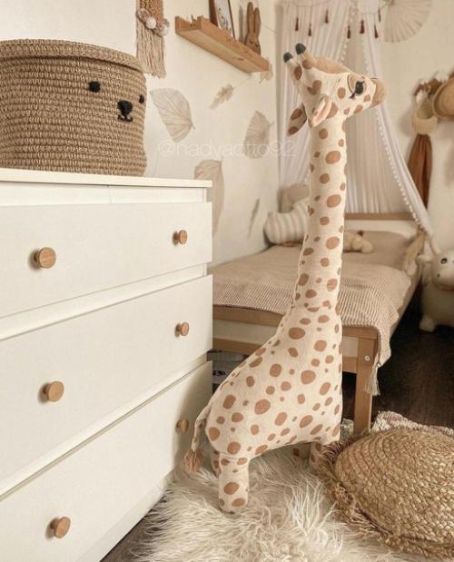 Детали в интерьере квартиры сделаны из натуральных материалов, а также деревянных элементов. 03