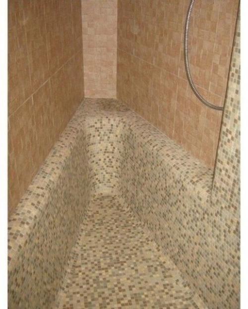 Планировка ванной комнаты ни туды ни сюды, но владелец нашел верное решение. 04