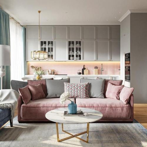 В гостиной просторной и уютной цветовая палитра сочетается с изысканными деталями.