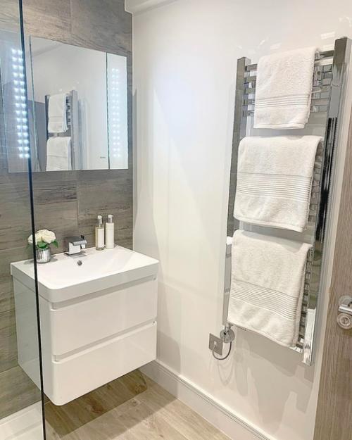 Сделали ремонт в нашей совмещённом санузле, решили сделать душ, а не ванну. 02