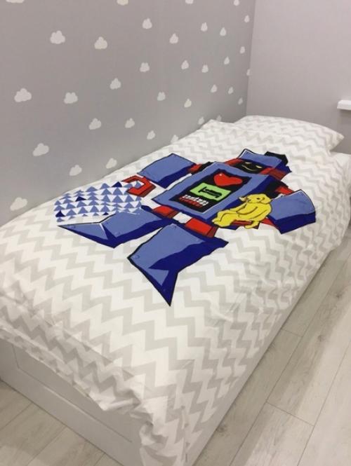 Сделали ремонт в комнате сына, сначала думали, что всё слишком серое, но потом присмотрели. 01