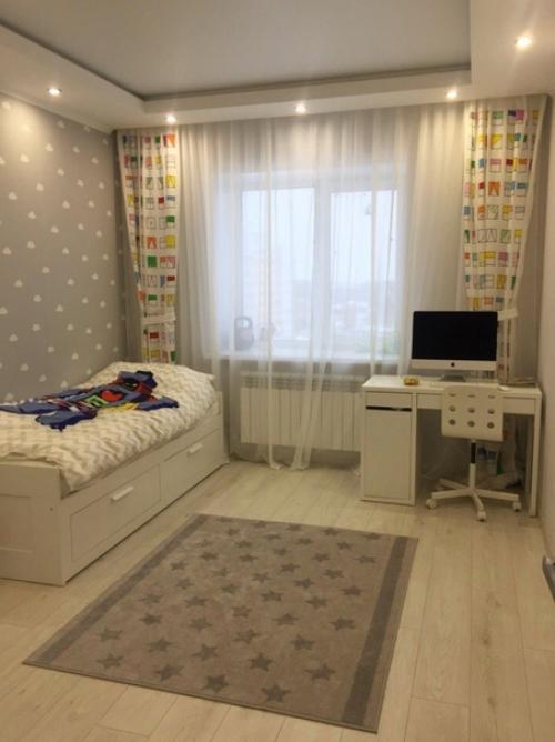 Сделали ремонт в комнате сына, сначала думали, что всё слишком серое, но потом присмотрели. 02