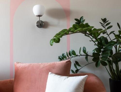 Гостиная была оформлена в необычном стиле. 01