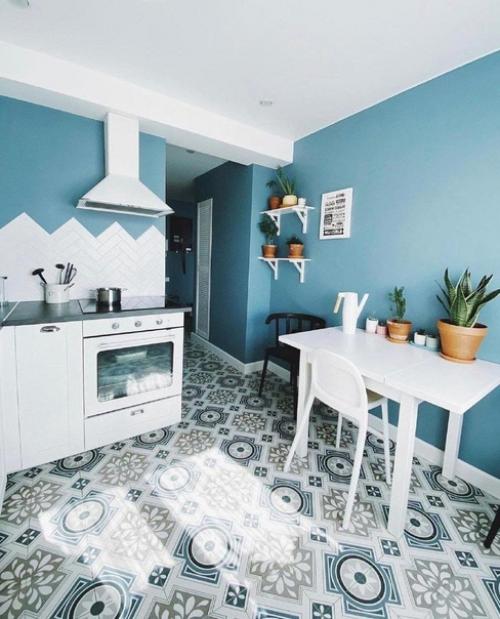 Очаровательная белоснежная кухня с небольшим дополнением красивого синего оттенка удивительно. 04