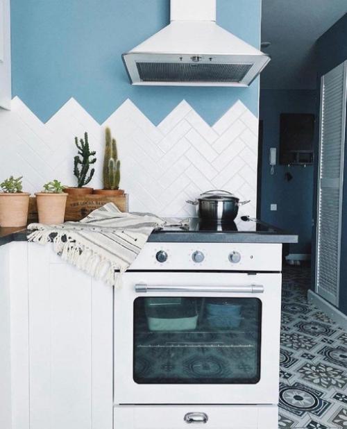 Очаровательная белоснежная кухня с небольшим дополнением красивого синего оттенка удивительно. 03