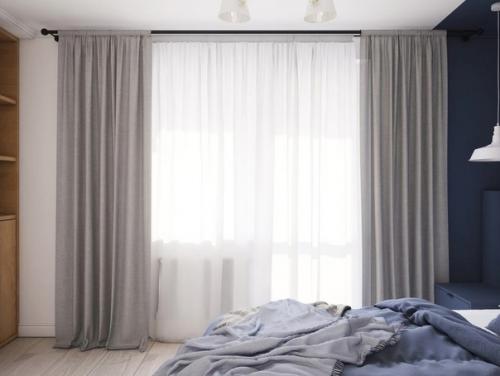 Интерьер спальной комнаты полон нежности и легкости, что создается благодаря использованию синих и белых тонов. 01