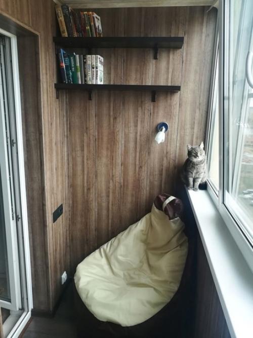 Муж такой уголок уединения на лоджии сделал. 02