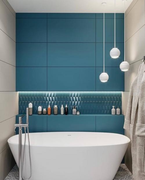 Светлая ванная комната с яркой стеной у ванной. 02