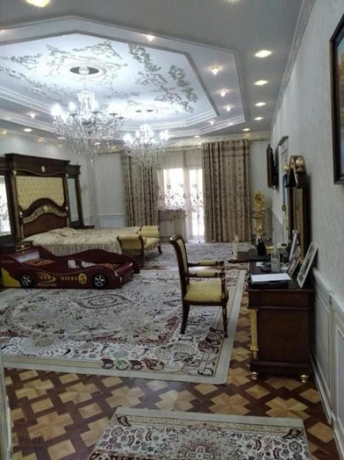 Это все таки не миф и дома с золотыми унитазами действительно существуют. 06