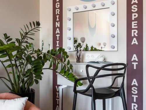 Гостиная была оформлена в необычном стиле. 03