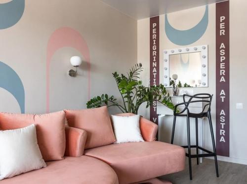 Гостиная была оформлена в необычном стиле. 08