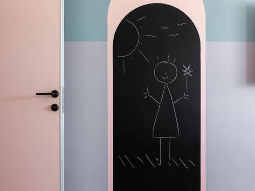 Гостиная была оформлена в необычном стиле. 06