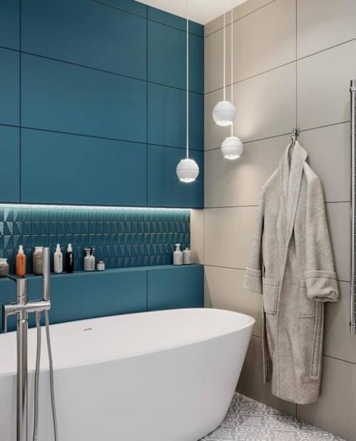 Светлая ванная комната с яркой стеной у ванной. 01