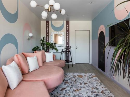 Гостиная была оформлена в необычном стиле. 09