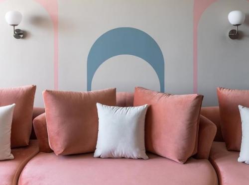 Гостиная была оформлена в необычном стиле.