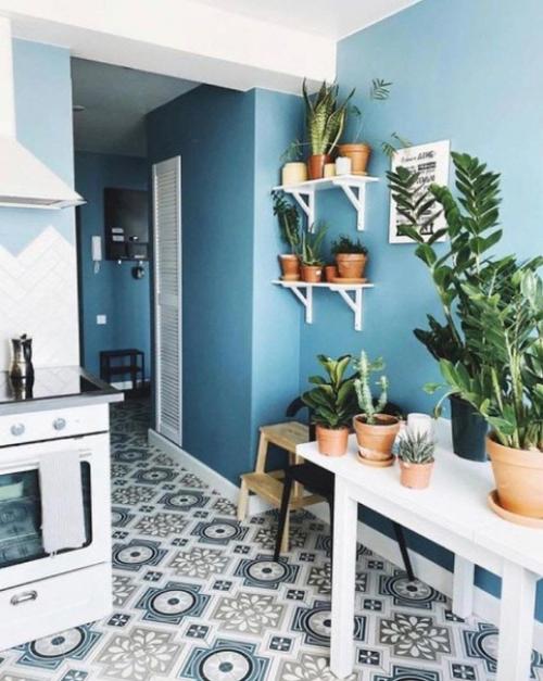 Очаровательная белоснежная кухня с небольшим дополнением красивого синего оттенка удивительно. 02