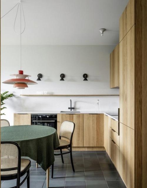 Скандинавский интерьер может быть не только серым и скучным, а наполненным цветовыми акцентами. 01