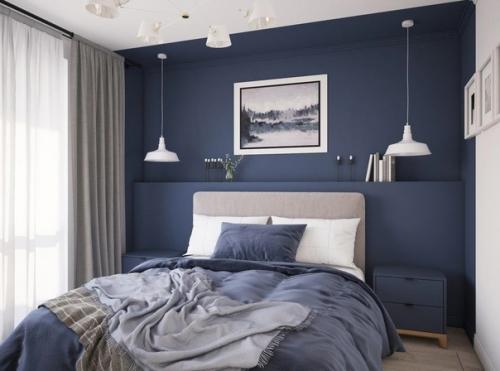 Интерьер спальной комнаты полон нежности и легкости, что создается благодаря использованию синих и белых тонов. 03