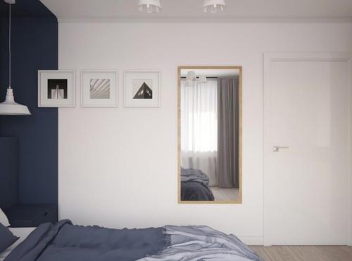 Интерьер спальной комнаты полон нежности и легкости, что создается благодаря использованию синих и белых тонов. 02