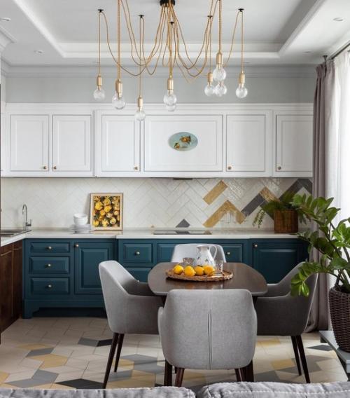 В каждой комнате раскинулись яркие оттенки, создающие эмоциональное настроение. 04