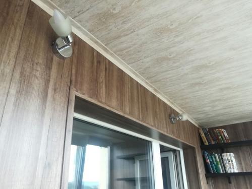 Муж такой уголок уединения на лоджии сделал. 04