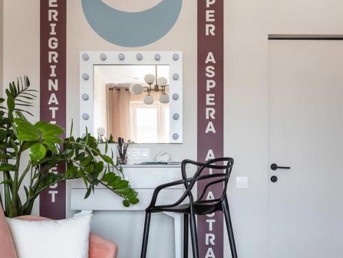 Гостиная была оформлена в необычном стиле. 07