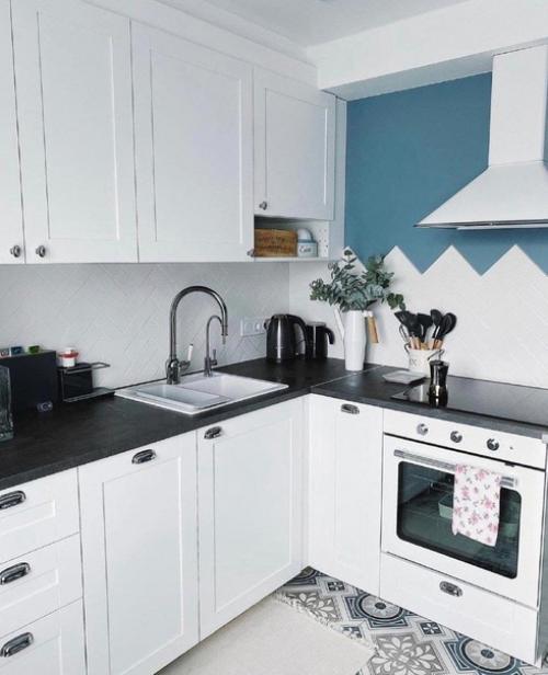 Очаровательная белоснежная кухня с небольшим дополнением красивого синего оттенка удивительно.