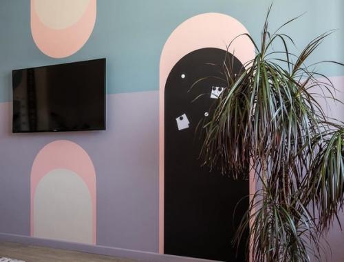 Гостиная была оформлена в необычном стиле. 04