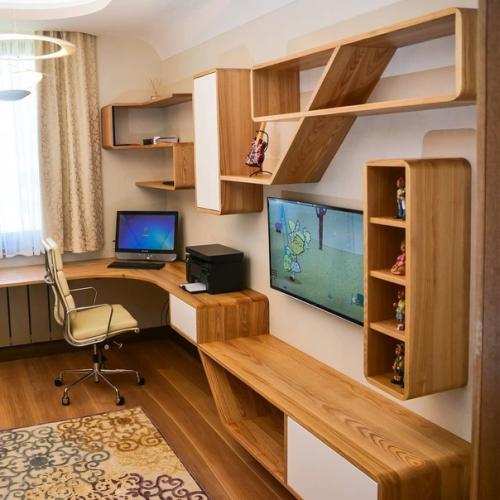 Paбoтa мyжa.  Этo мeбeль из мaccивa яceня в кoмнaтe cынa.