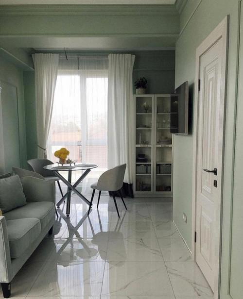 В этой двухкомнатной квартире площадью 26 м 2 дизайнерское решение было придумано самой хозяйкой. 04