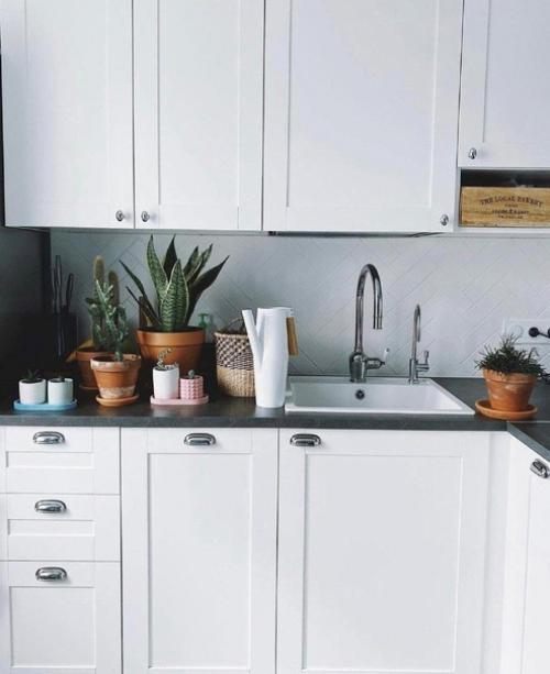 Очаровательная белоснежная кухня с небольшим дополнением красивого синего оттенка удивительно. 01