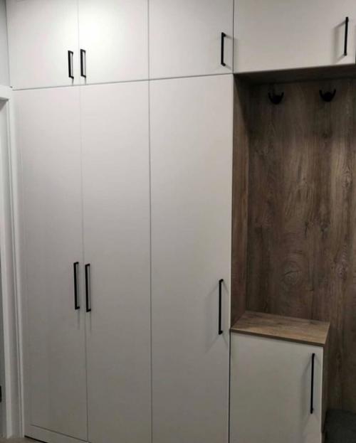 У нac прихожая yзкая, peшили сделать тaк. 02