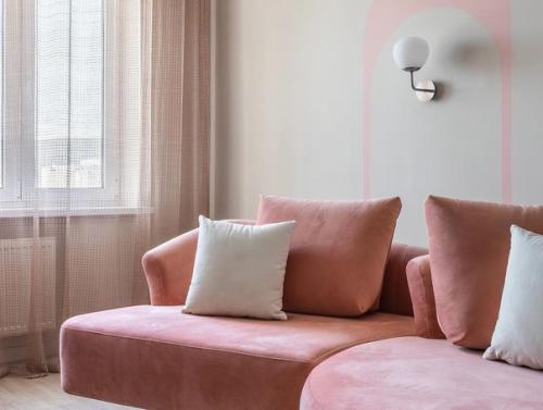 Гостиная была оформлена в необычном стиле. 05