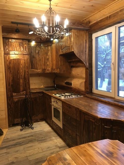 Дом из сруба, так и интерьер должен быть соответствующий.