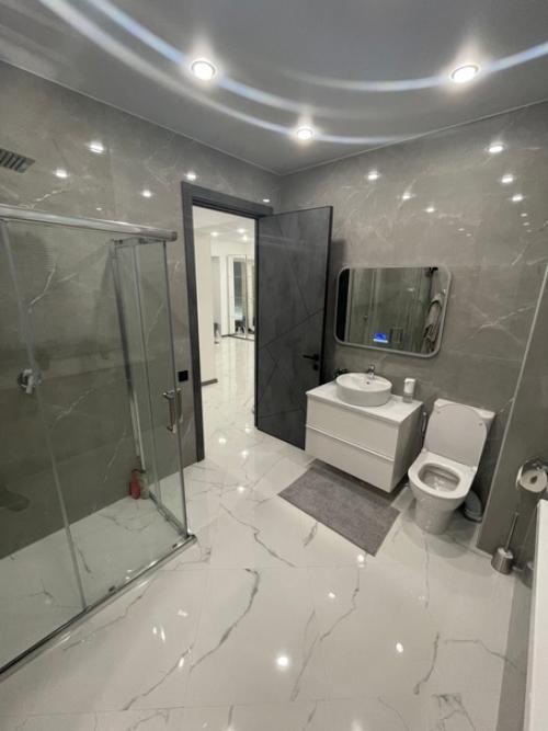 Шикарный ремонт в загородном доме, да и сам до шикарен. 08