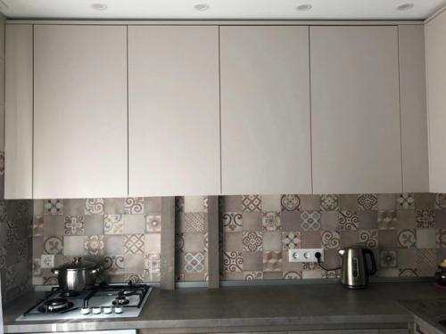 Сделали стильную и современную кухню, не смотря на её маленькие габариты. 03