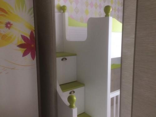 Эту всю мебель в детскую комнату мой муж собственноручно сделал. 02