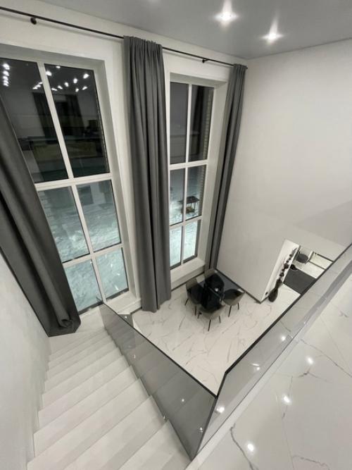 Шикарный ремонт в загородном доме, да и сам до шикарен. 02