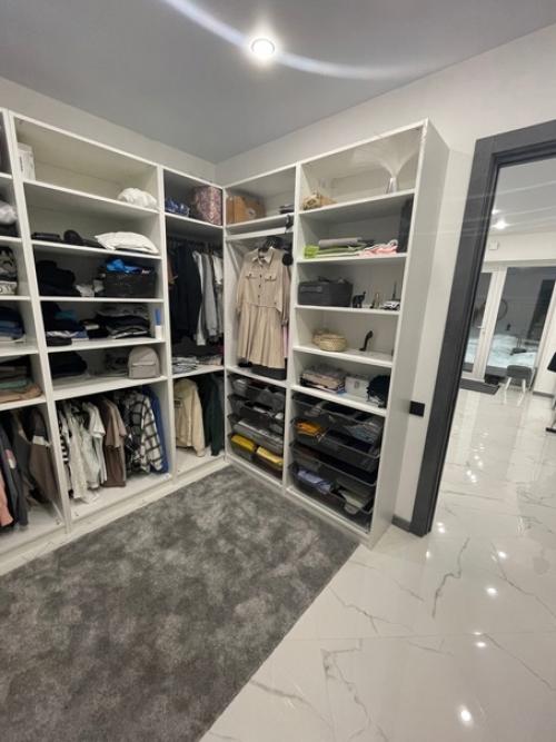 Шикарный ремонт в загородном доме, да и сам до шикарен. 07