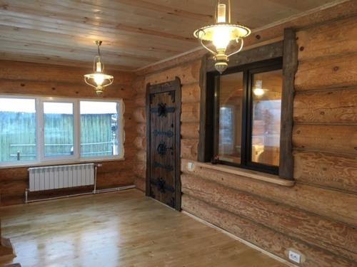 Дом из сруба, так и интерьер должен быть соответствующий. 03