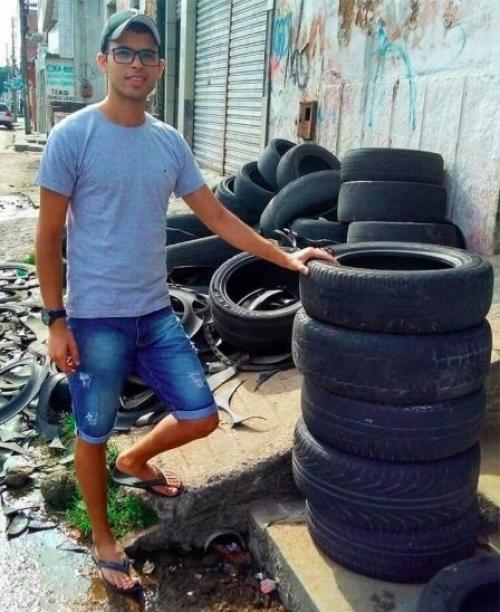 Этот молодой человек в свободное от работы время занимается помощью для приютов для животных.