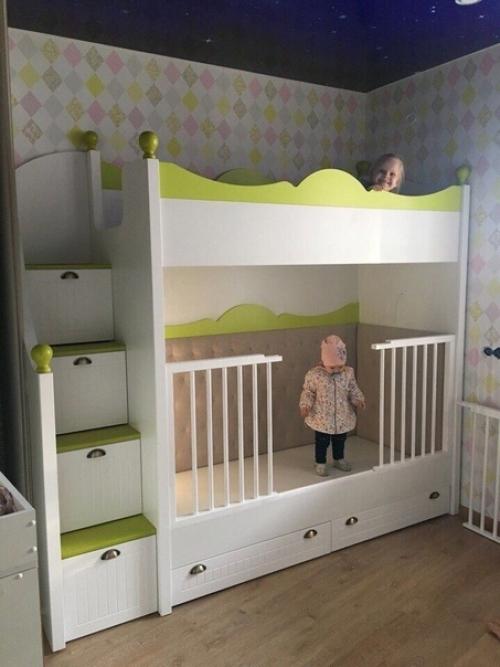 Эту всю мебель в детскую комнату мой муж собственноручно сделал.