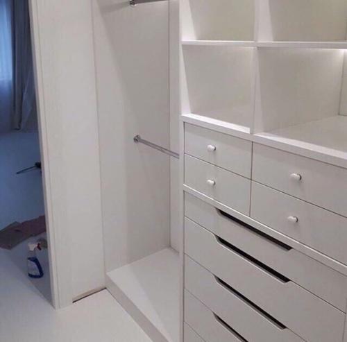 Пока жена уезжала на недельку к родителям, я решил сделать ей сюрприз и собрал гардеробную. 01