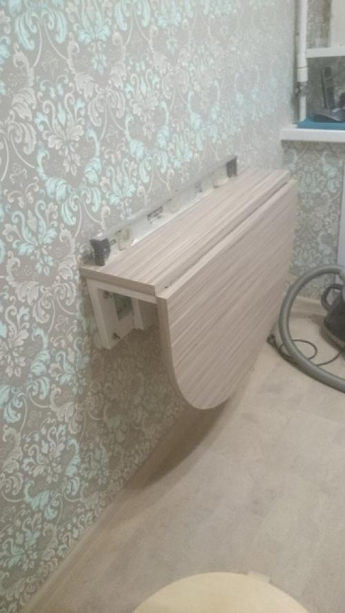 Такой столик мы у себя на кухне установили.