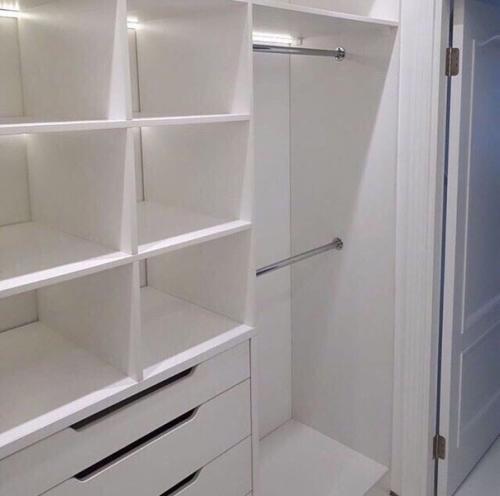 Пока жена уезжала на недельку к родителям, я решил сделать ей сюрприз и собрал гардеробную. 02