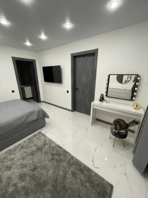 Шикарный ремонт в загородном доме, да и сам до шикарен. 06