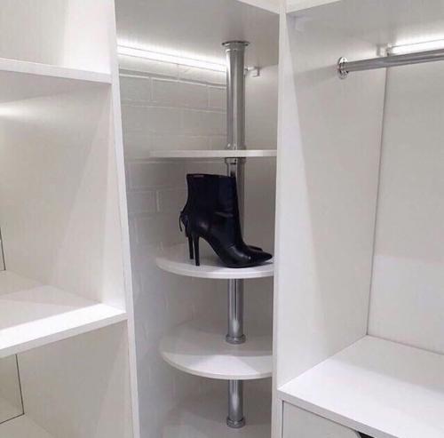 Пока жена уезжала на недельку к родителям, я решил сделать ей сюрприз и собрал гардеробную. 06