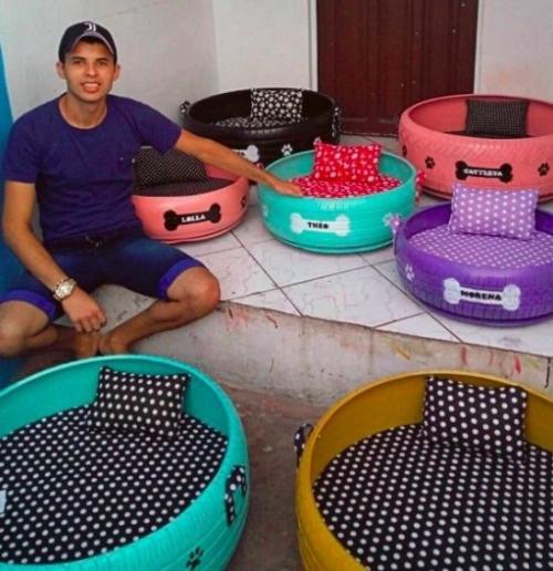 Этот молодой человек в свободное от работы время занимается помощью для приютов для животных. 01