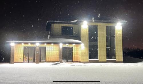 Шикарный ремонт в загородном доме, да и сам до шикарен. 09